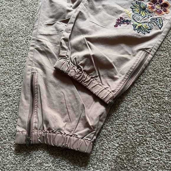 Sundance Vivant Mauve Flower Embroidered Cargo Joggers Women’s Size P12 Boho NWT - Picture 10 of 16